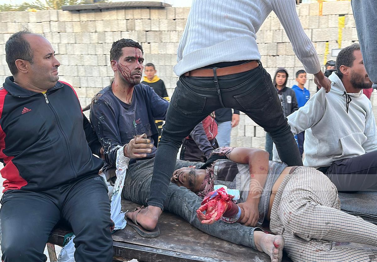 نقل مصابين من قصف مدرسة خالد بن الوليد. (وفا)